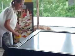 Braless Airhockey